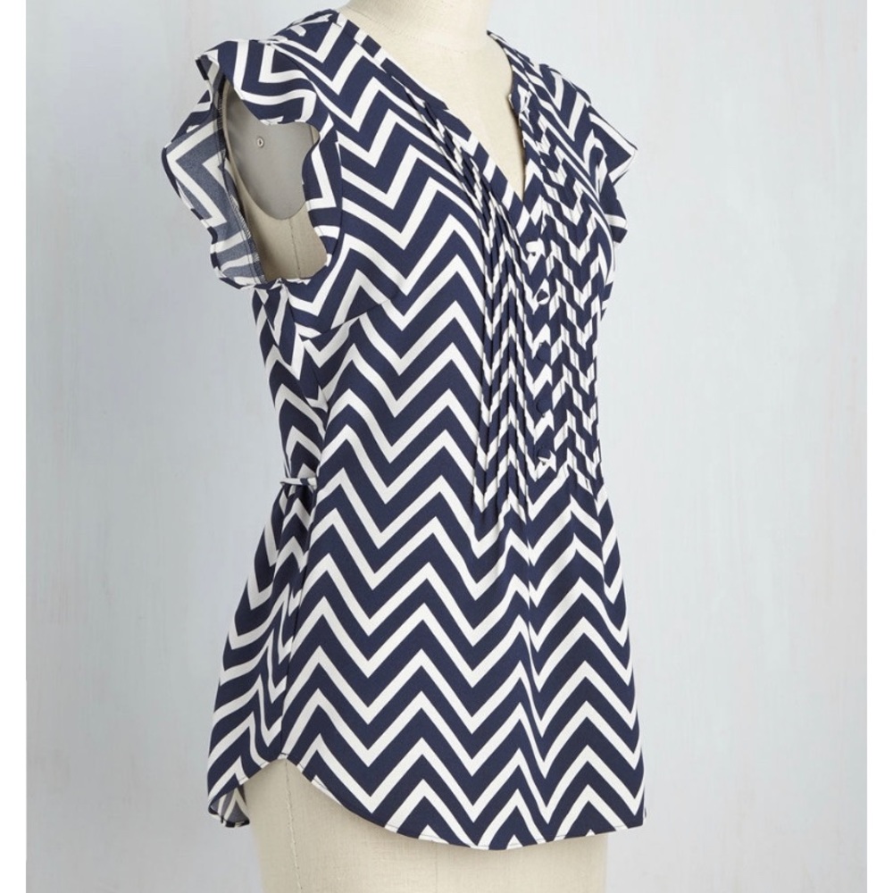 EUC Sleeveless chevron top w/ tuxedo ruffle front.